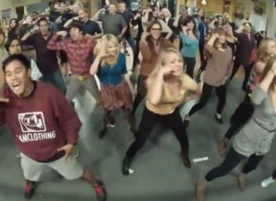 Kaley Cuoco Organizes Flash Mob On The TBBT Set