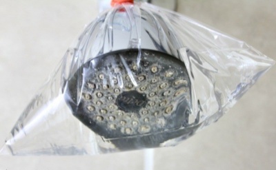 Clean Showerhead Easily With Vinegar and Plastic Bag