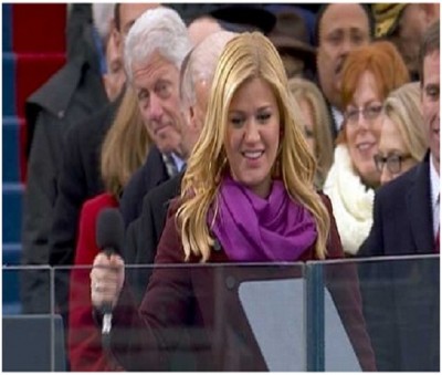 Bill Clinton Photobombs Kelly Clarkson