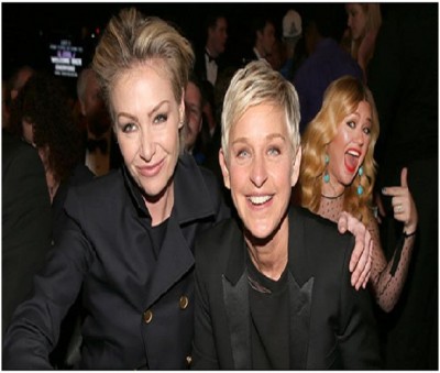 Kelly Clarkson Photobombs Ellen DeGeneres & Portia de Rossi