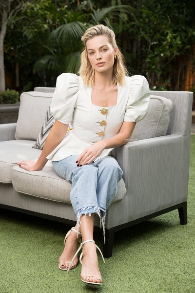 Margot Robbie Feet And Legs