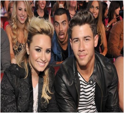 Joe Jonas Photobombs Demi Lovato & Nick Jonas