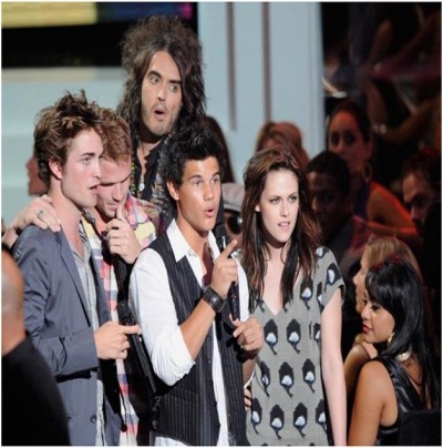 Russell Brand Photobombs Twilight Cast